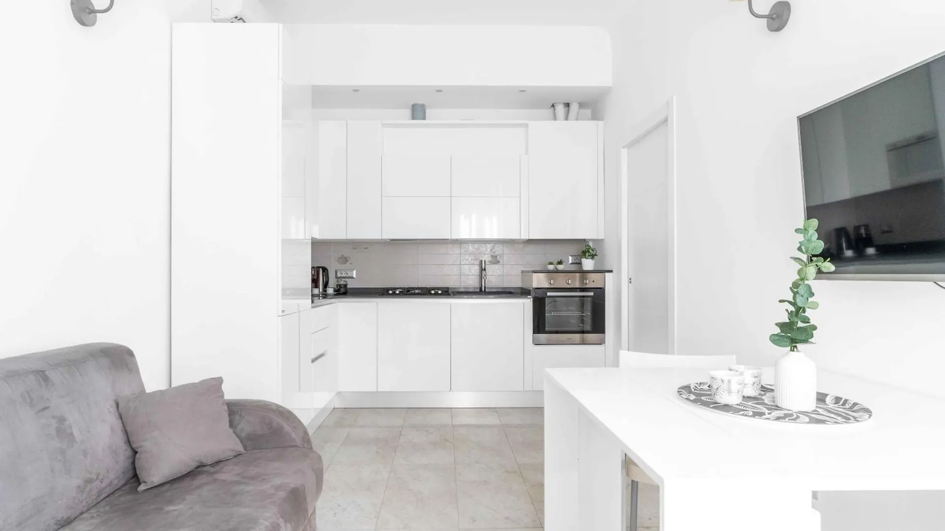 Apartment Bright Top-Floor Apt - 5Mins Milan Central Station
