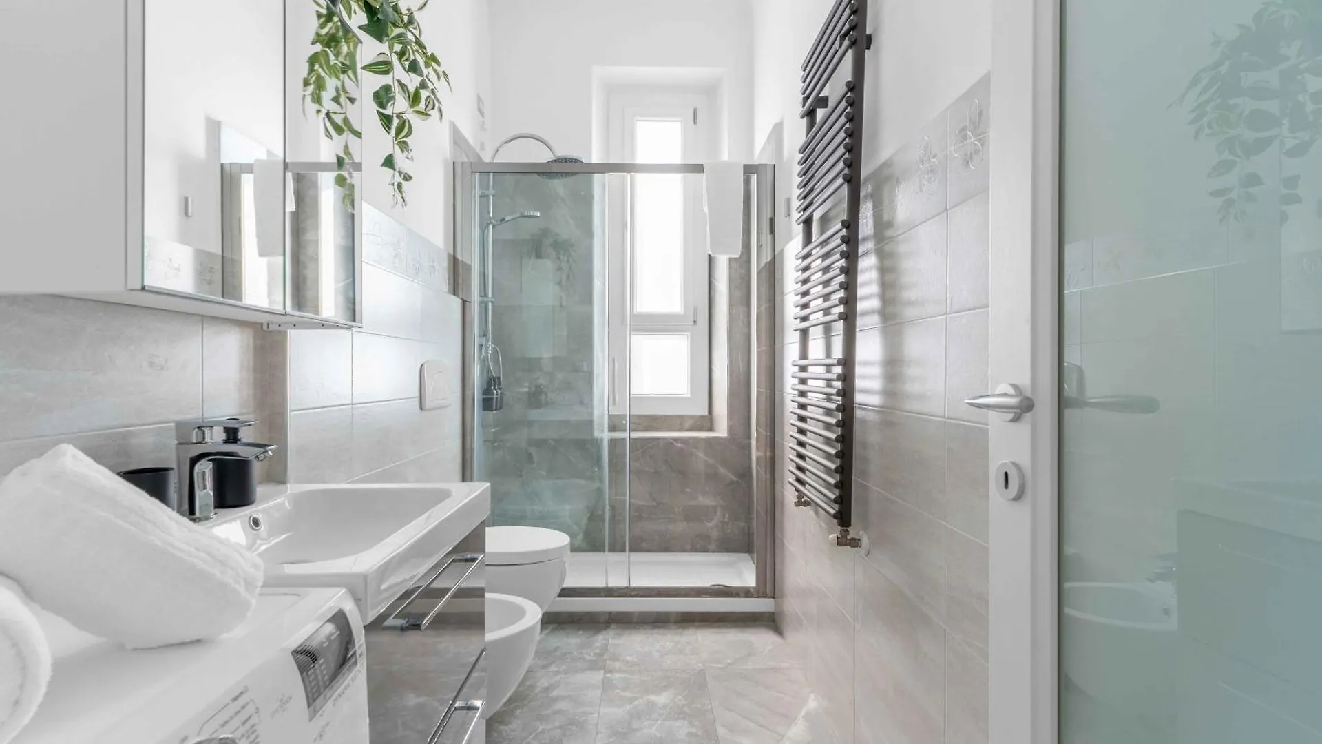 Bright Top-Floor Apt - 5Mins Milan Central Station Italy