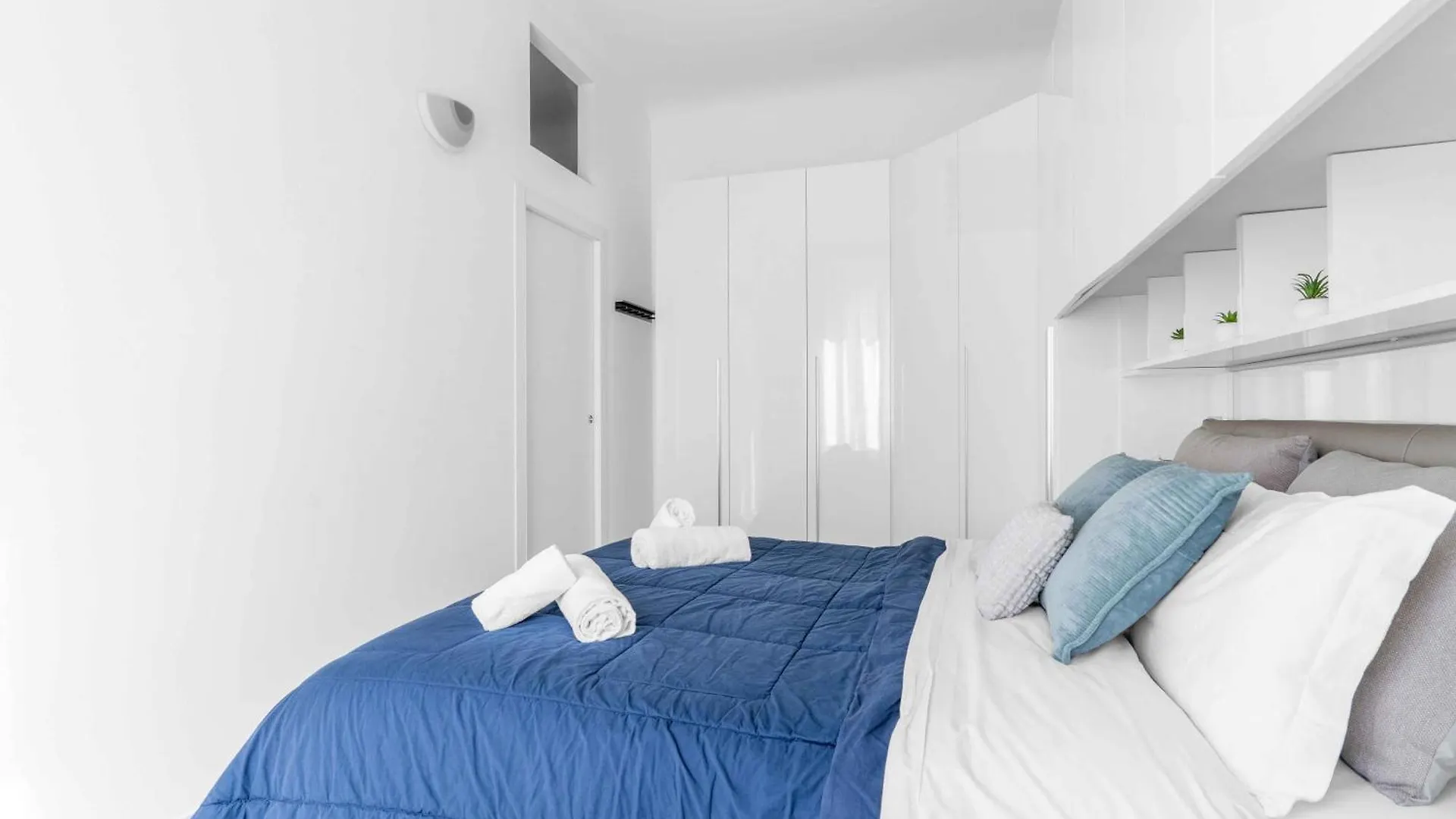 Bright Top-Floor Apt - 5Mins Milan Central Station 0*,  Italy