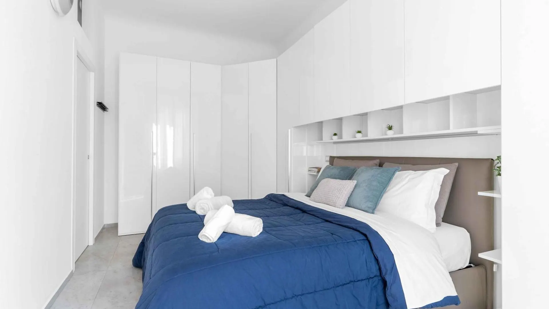 Bright Top-Floor Apt - 5Mins Milan Central Station Apartment