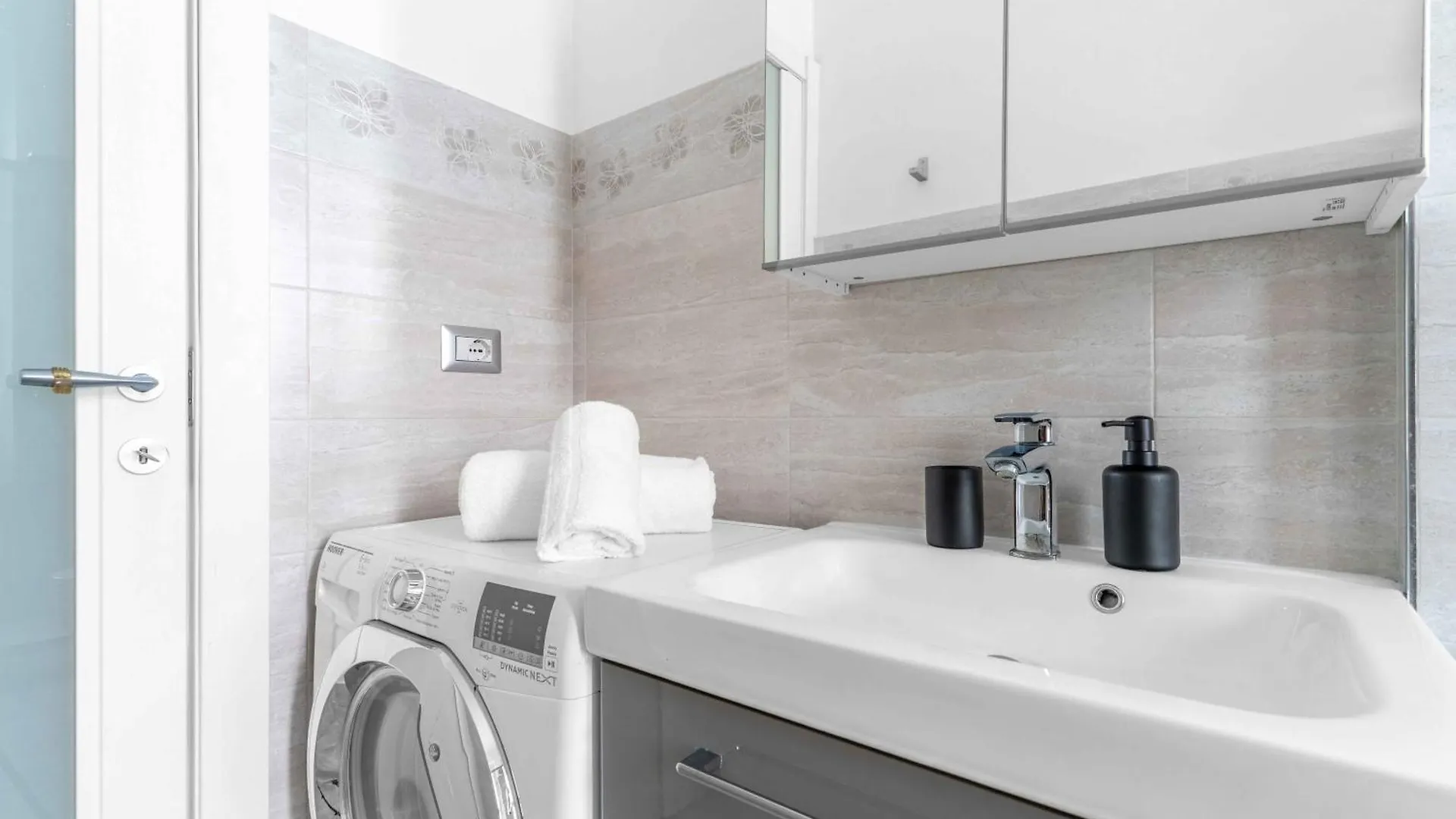 Bright Top-Floor Apt - 5Mins Milan Central Station