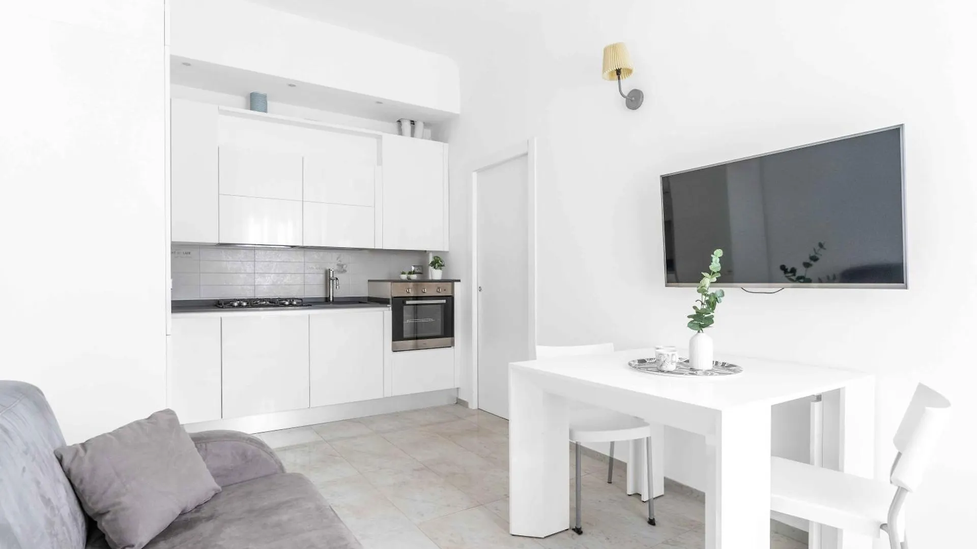 Bright Top-Floor Apt - 5Mins Milan Central Station 0*,  Itálie